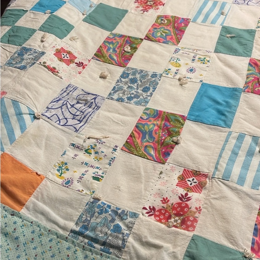 Patchwork Quilt with Multicolor Design - Picture 8 of 14